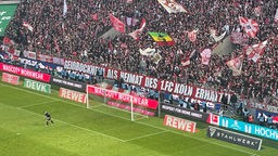 Banner im Koelner Fanblock mit der Aufschrift "Geißbockheim als Heimat des 1.FC Köln erhalten"