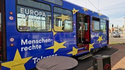 Düsseldorfer Straßenbahn wirbt mit blauem Hintergrund und gelben Sternen für Europawahl 