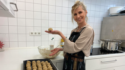 Helena Prusak, die in der Gemeindeküche gerade Mazzeknödel vorbereitet